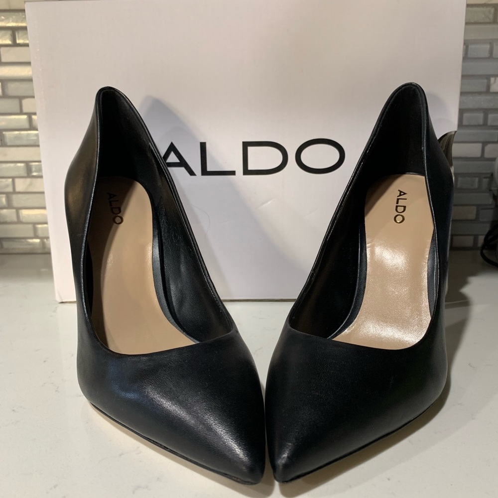 Black leather Aldo pumps